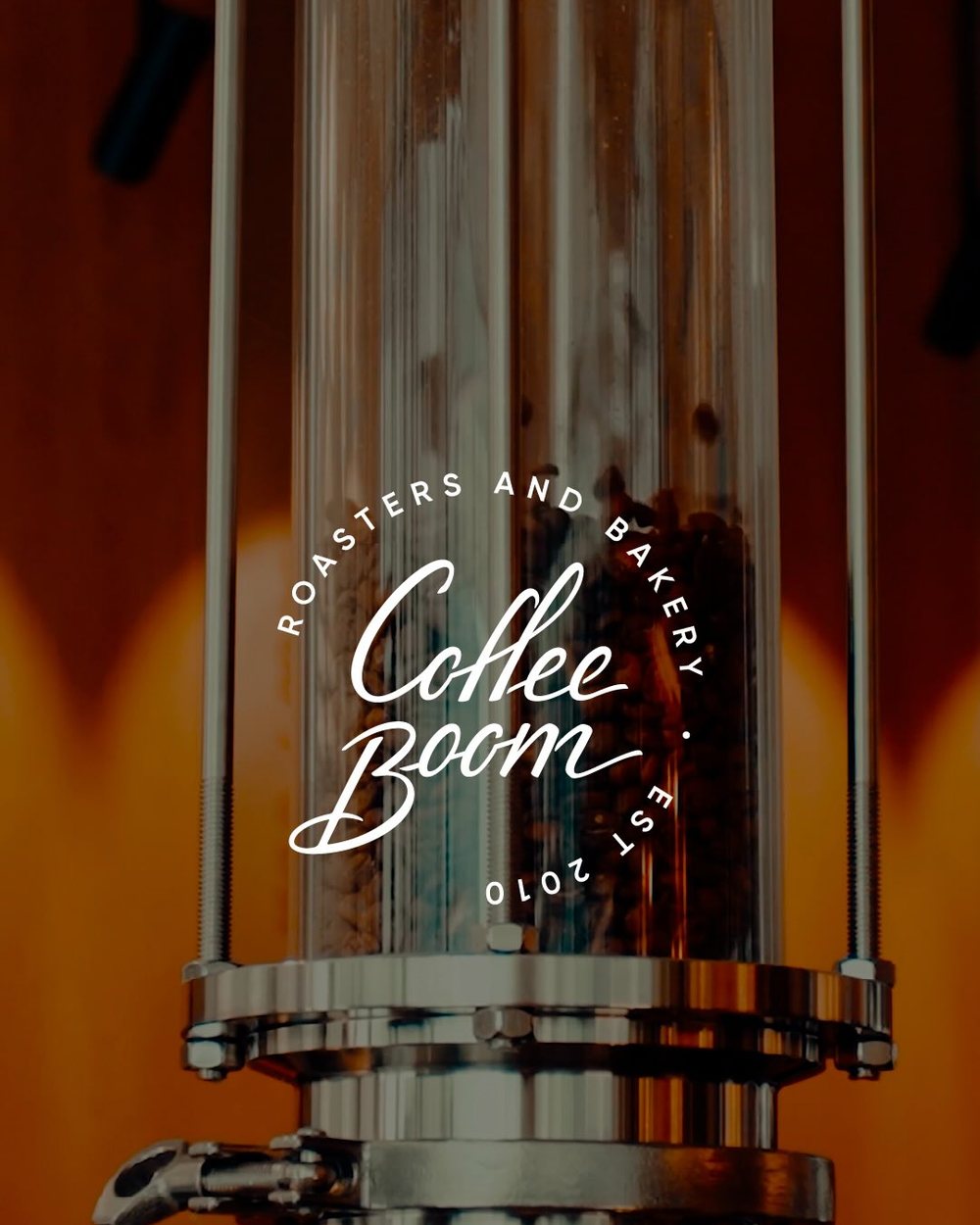 Портафильтр с логотипом Coffee Boom на баре