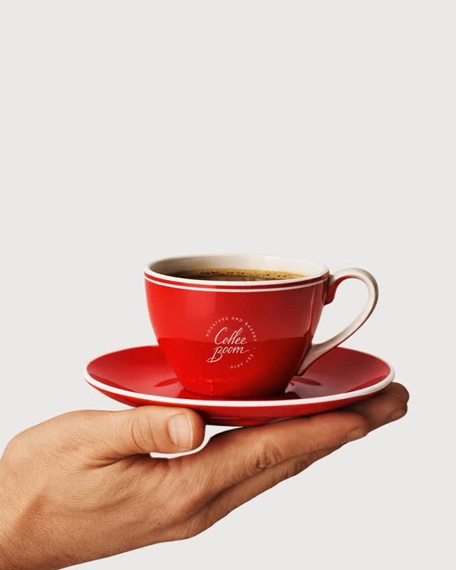 Красная чашка Coffee Boom на ладони